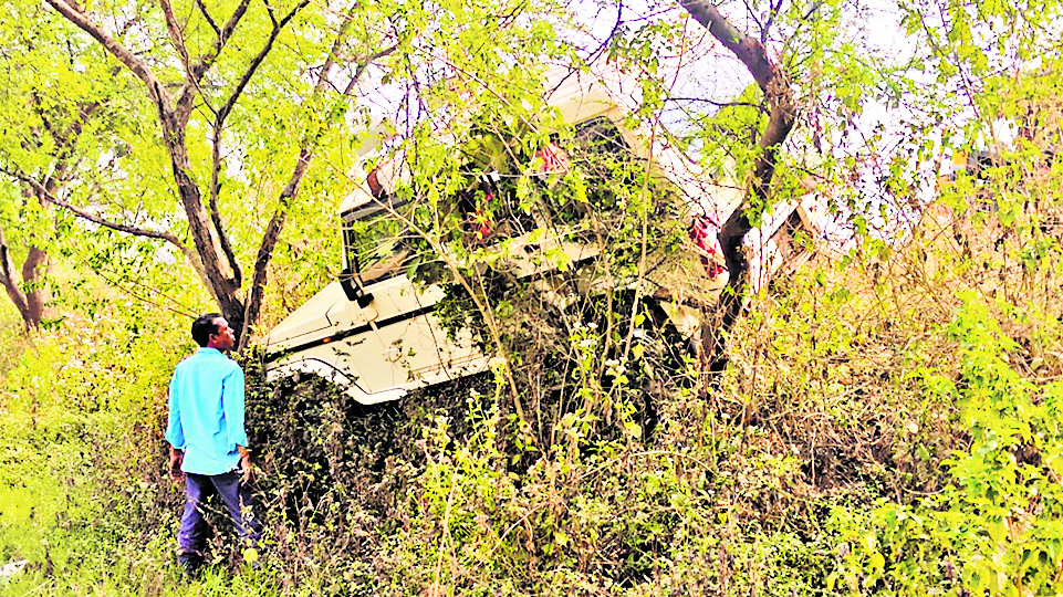 Chaibasa News : नोवामुंडी बीडीओ की गाड़ी दुर्घटनाग्रस्त, दो पेड़ों के बीच अटकी