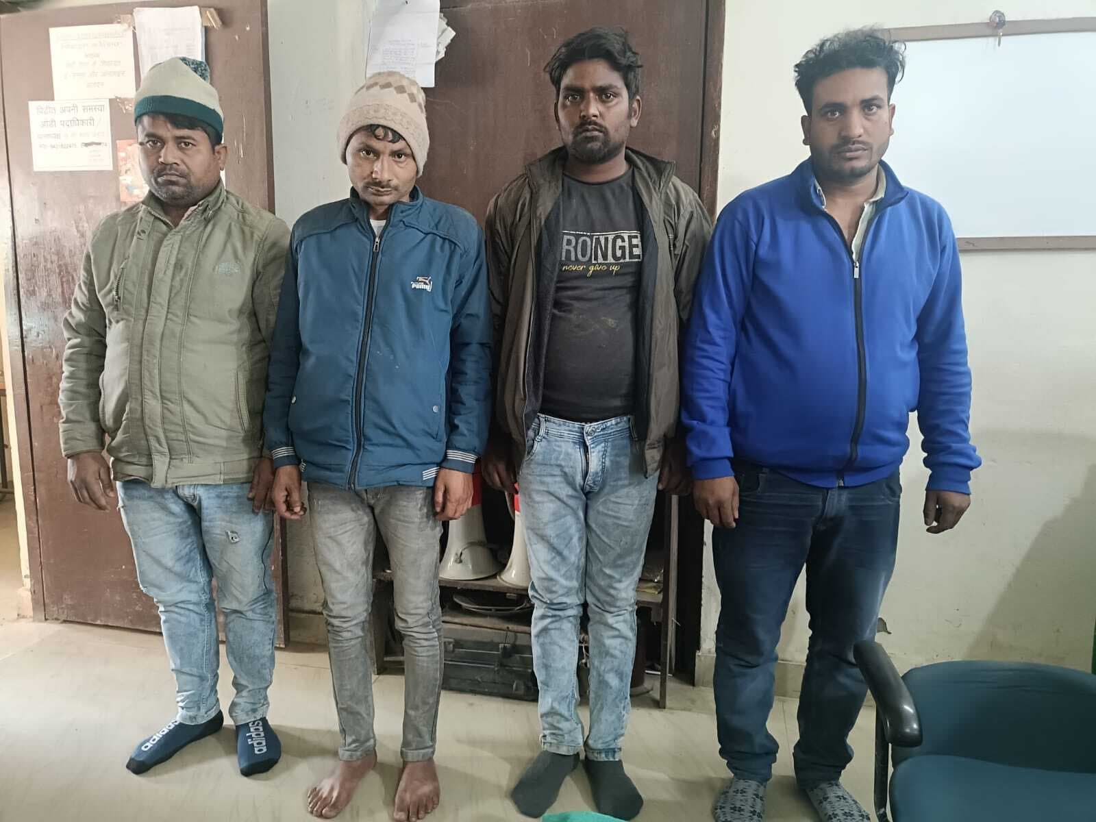 पिकअप पर ले जाये जा रहे छह पशु हुए बरामद, चार तस्कर गिरफ्तार