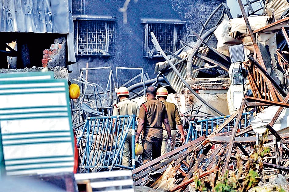 आनंदपुर अग्निकांड: रिपोर्ट में खुलासा- डेकोरेटर के गोदाम से शुरू हुई थी आग