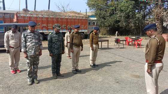 पोड़ैयाहाट में पुलिस संस्मरण दिवस पर शहीदों को दी श्रद्धांजलि