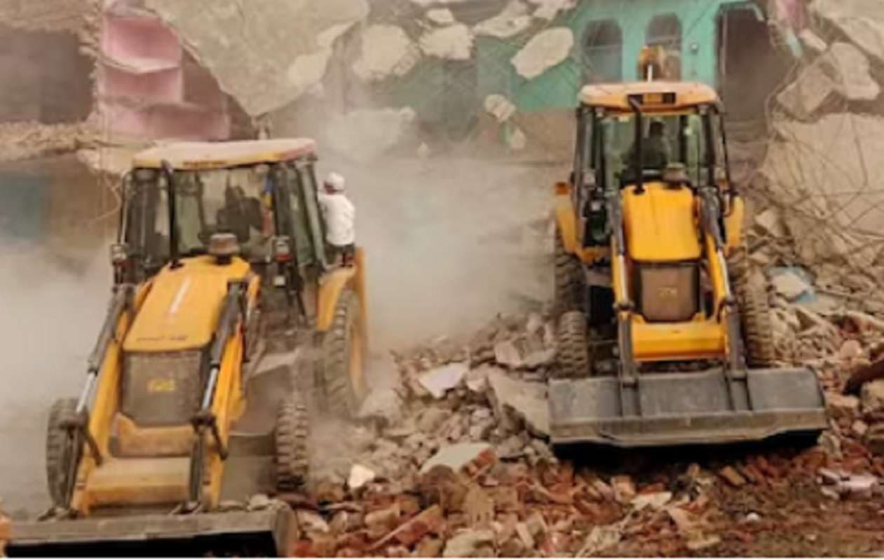 Bulldozer Action: छपरा में आज से बुलडोजर एक्शन, आठ प्रमुख सड़कों से हटेगा अवैध कब्जा