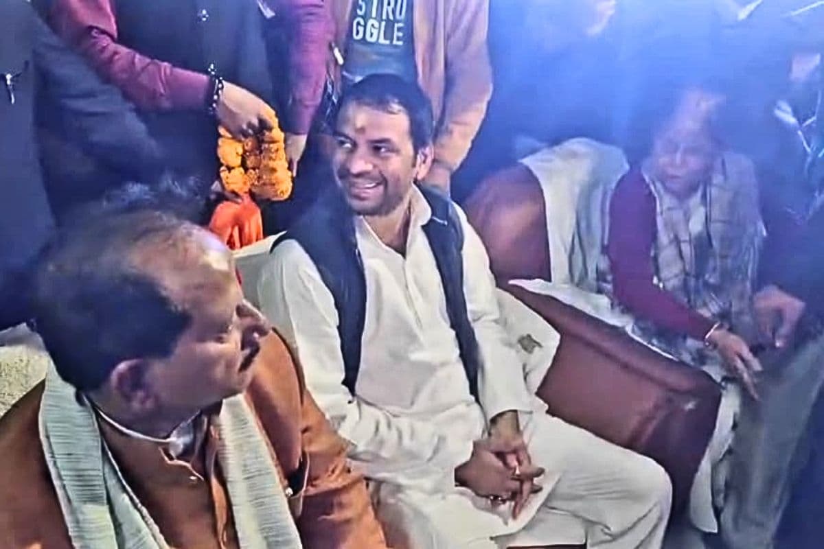 तेजप्रताप यादव पहुंचे विजय सिन्हा के घर, दही-चूड़ा भोज में रामकृपाल और मांझी के बेटे ने NDA में शामिल होने का दिया ऑफर