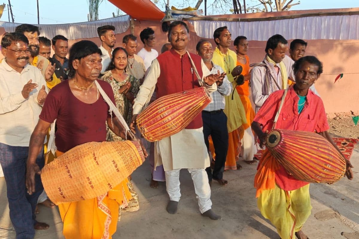 Kharsawan: ढोलक बजाते हरिनाम संकीर्तनों में शामिल हुए पूर्व सीएम अर्जुन मुंडा