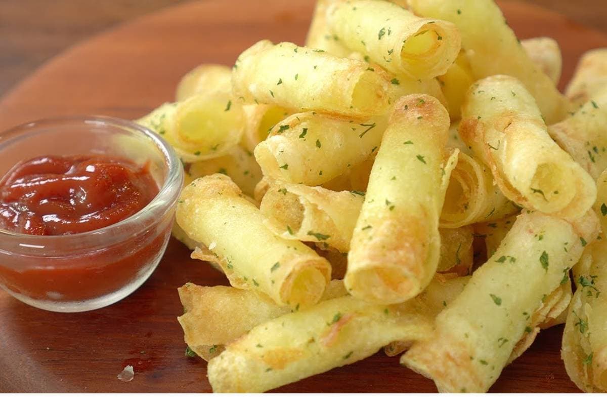 Potato Roll Chips Recipe: आलू से बना यह कुरकुरा नाश्ता, एक बार खिलाया तो मेहमान करेंगे बार-बार डिमांड