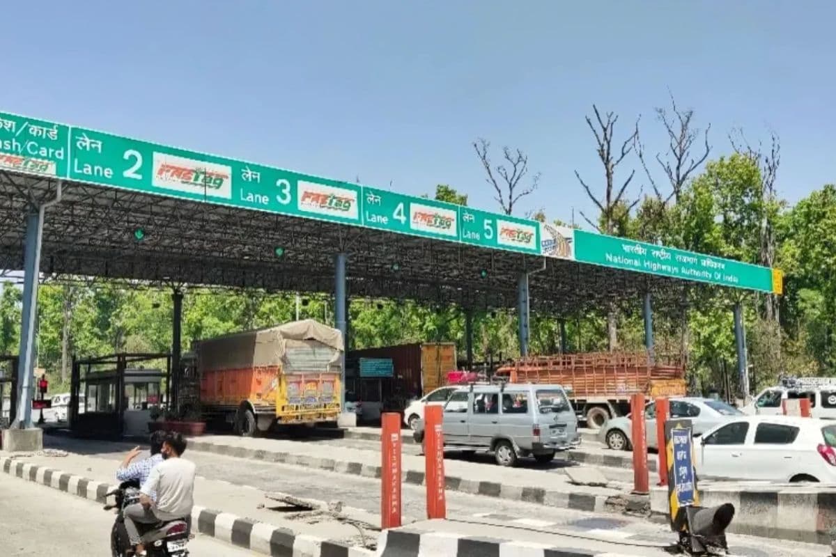 टोल प्लाजा पर नया डिजिटल नियम लागू, कागज अपडेट नहीं तो तुरंत कटेगा ई-चालान