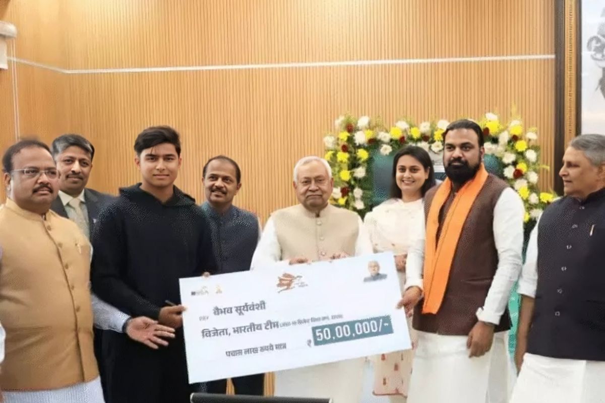 14 साल के वैभव पर हुई धनवर्षा, CM नीतीश ने थमाया 50 लाख का चेक, पटना में सम्मान समारोह