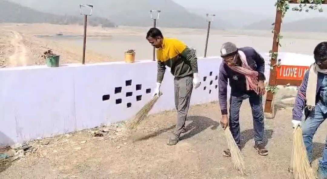 गांव और मोहल्लों को स्वच्छ रखना हर नागरिक का कर्तव्य – थानाध्यक्ष