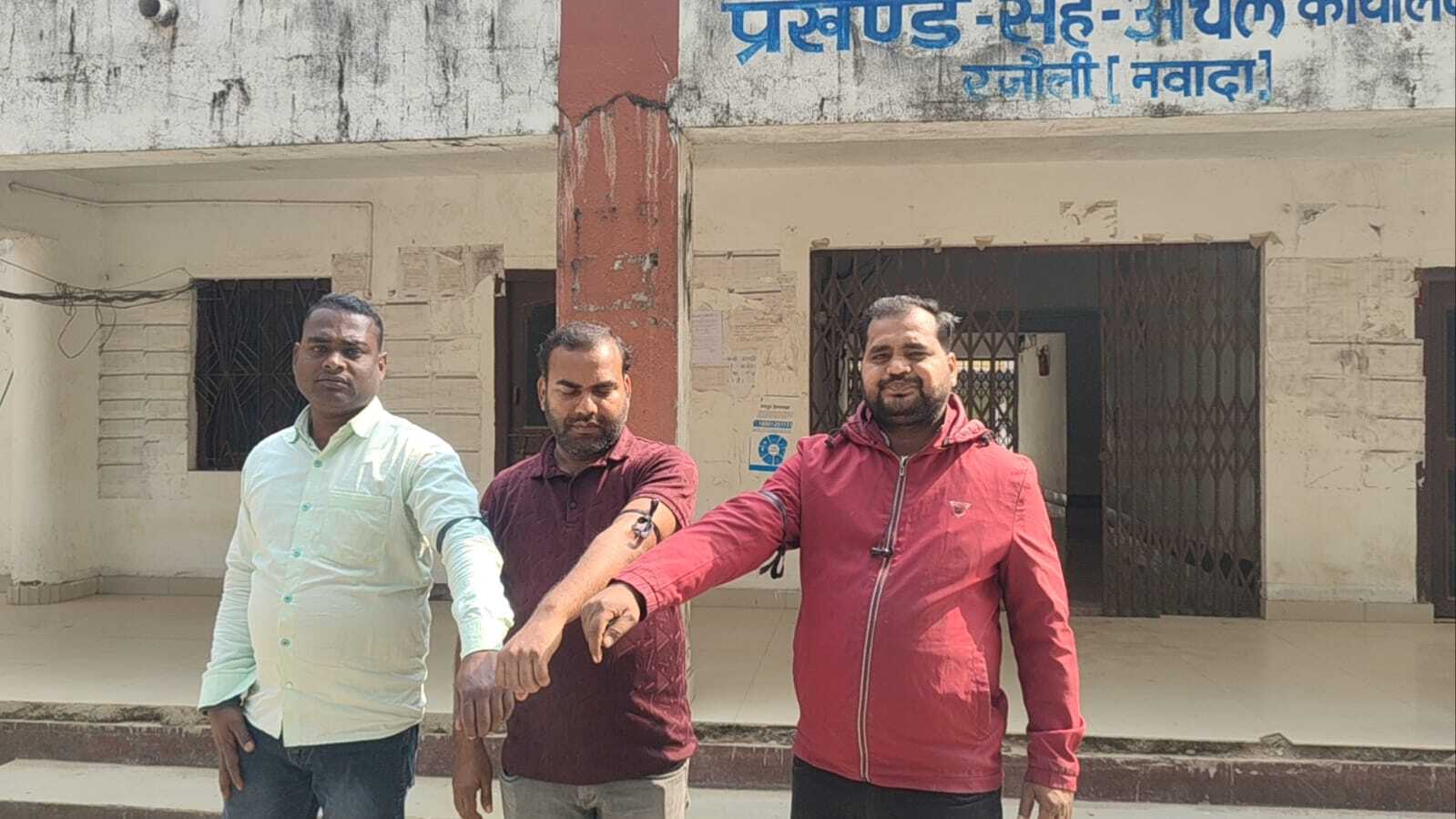 राजस्व कर्मी काली पट्टी लगा कर रहे काम