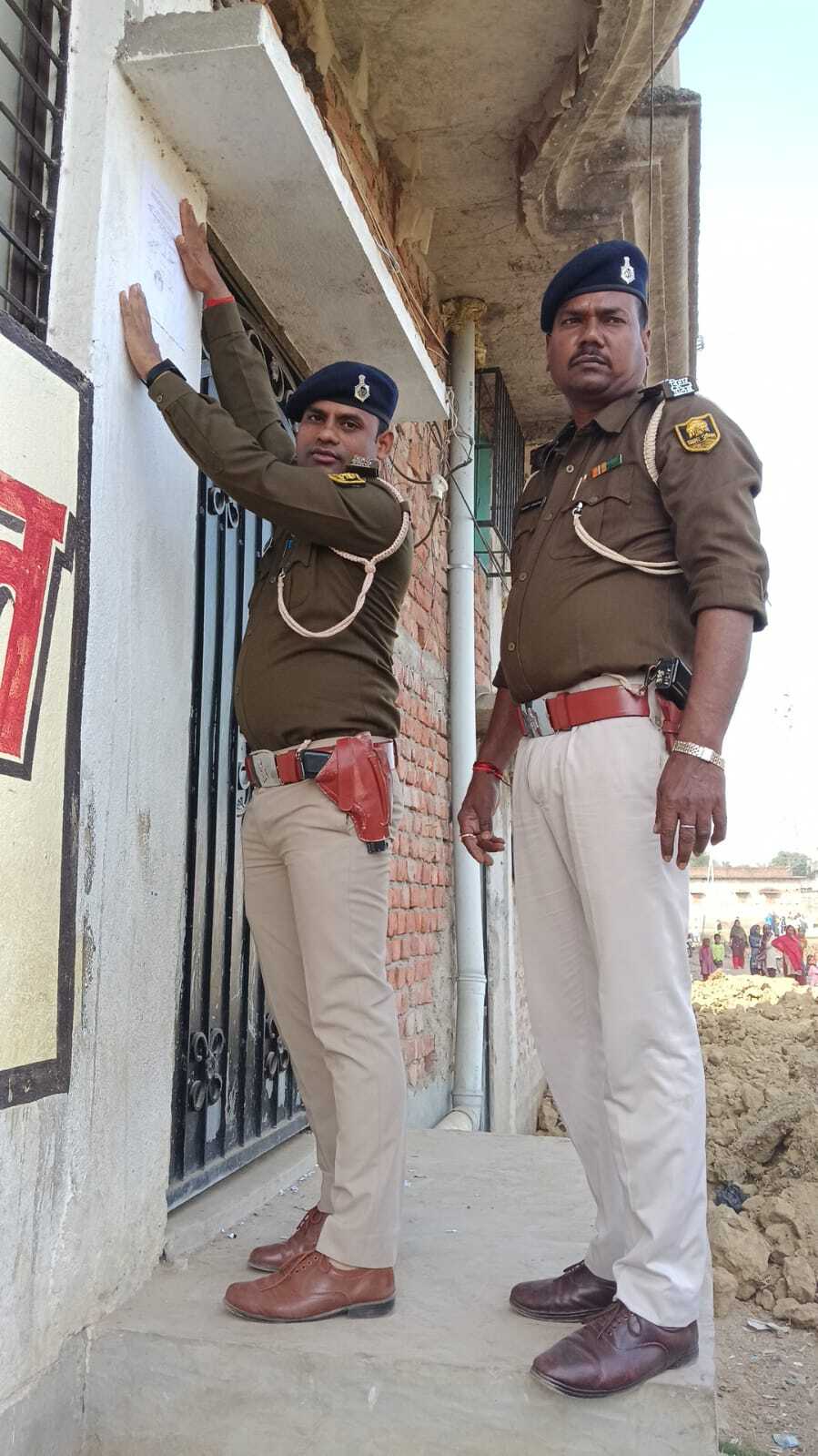दहेज हत्या के मामले में फरार चल रहे अभियुक्त के घर चिपकाया इश्तेहार
