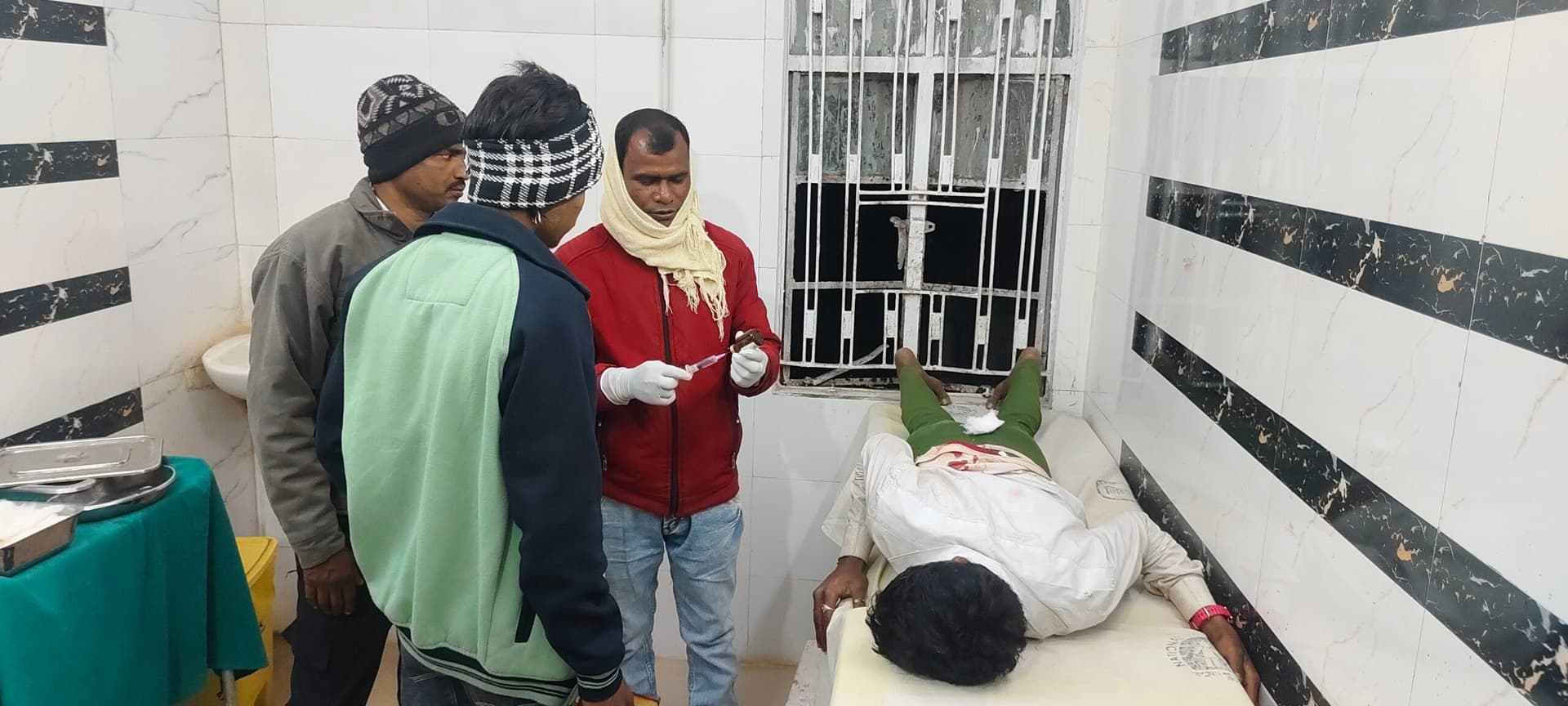 डीजे देख रहा किशोर पर चाकू से हमला