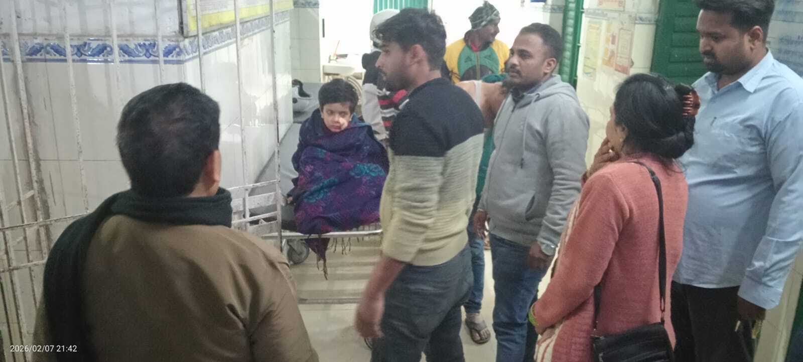 जर्जर मकान का छज्जा गिरा, छह साल के मासूम समेत चार लोग घायल