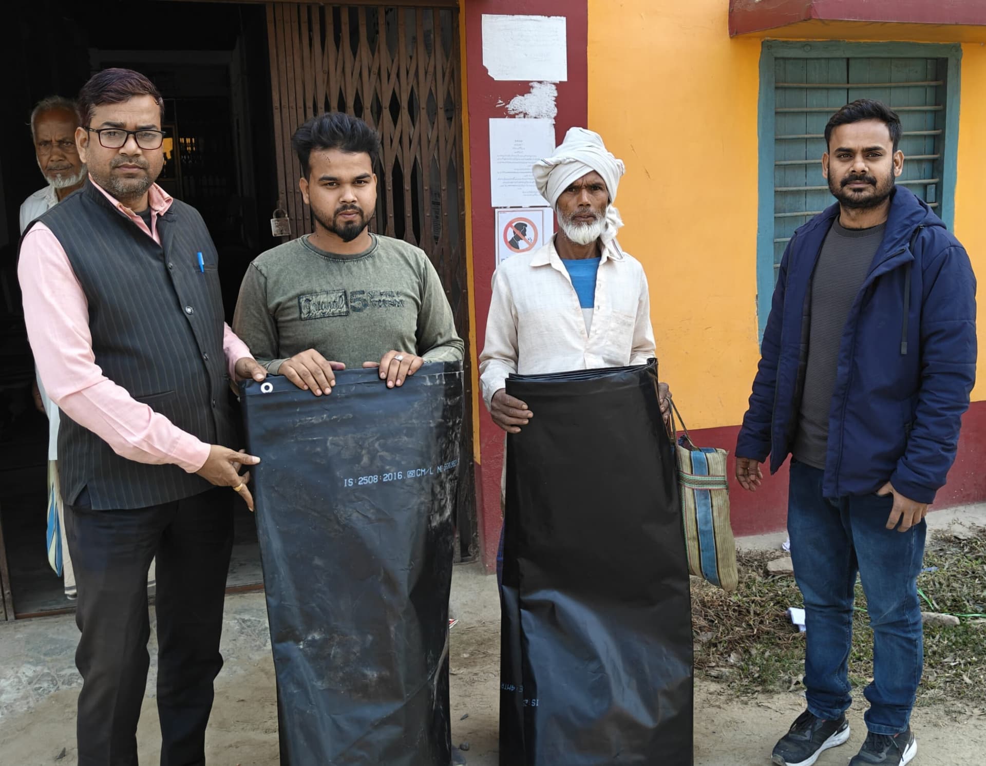अग्निपीड़ितों को अंचल कार्यालय में दी गयी राहत सामग्री