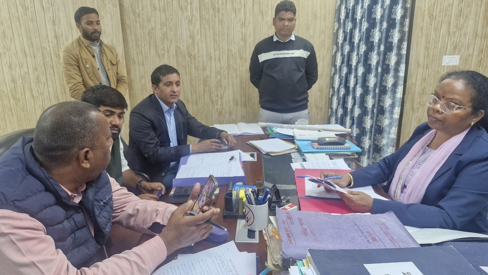 चार सदस्यीय टीम ने की उम्मीदवारों के प्रचार सामग्री की समीक्षा