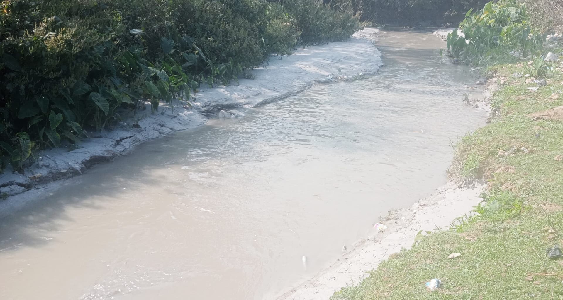 Bokaro News : पाइप फटा, नदी में बही छाई