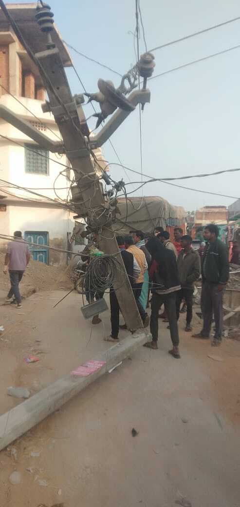 बिजली पोल से टकराया ट्रक, आपूर्ति बाधित