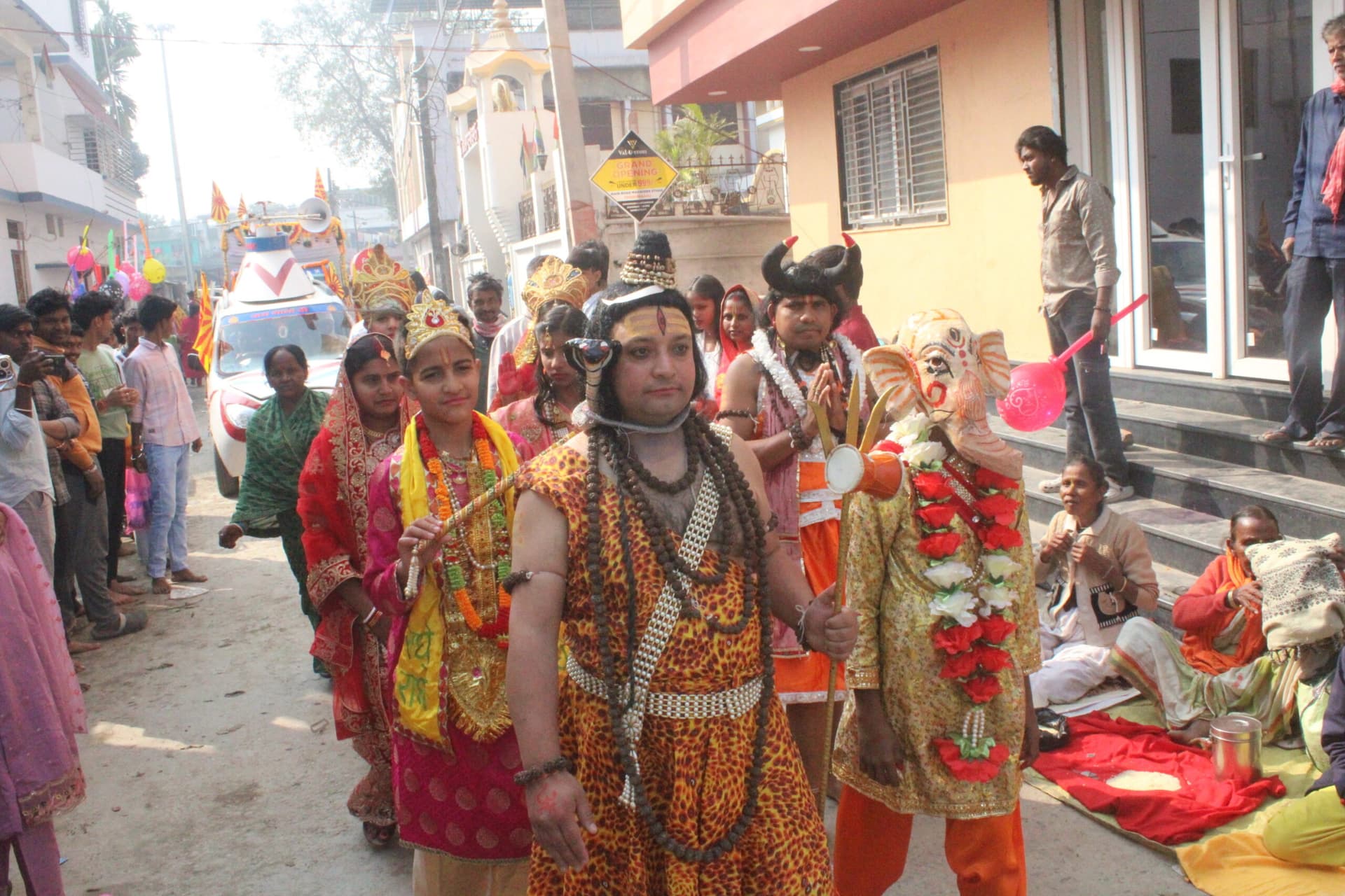 भक्ति के रंग में डूबा ठाकुरगंज, निकली भव्य शिव शोभायात्रा