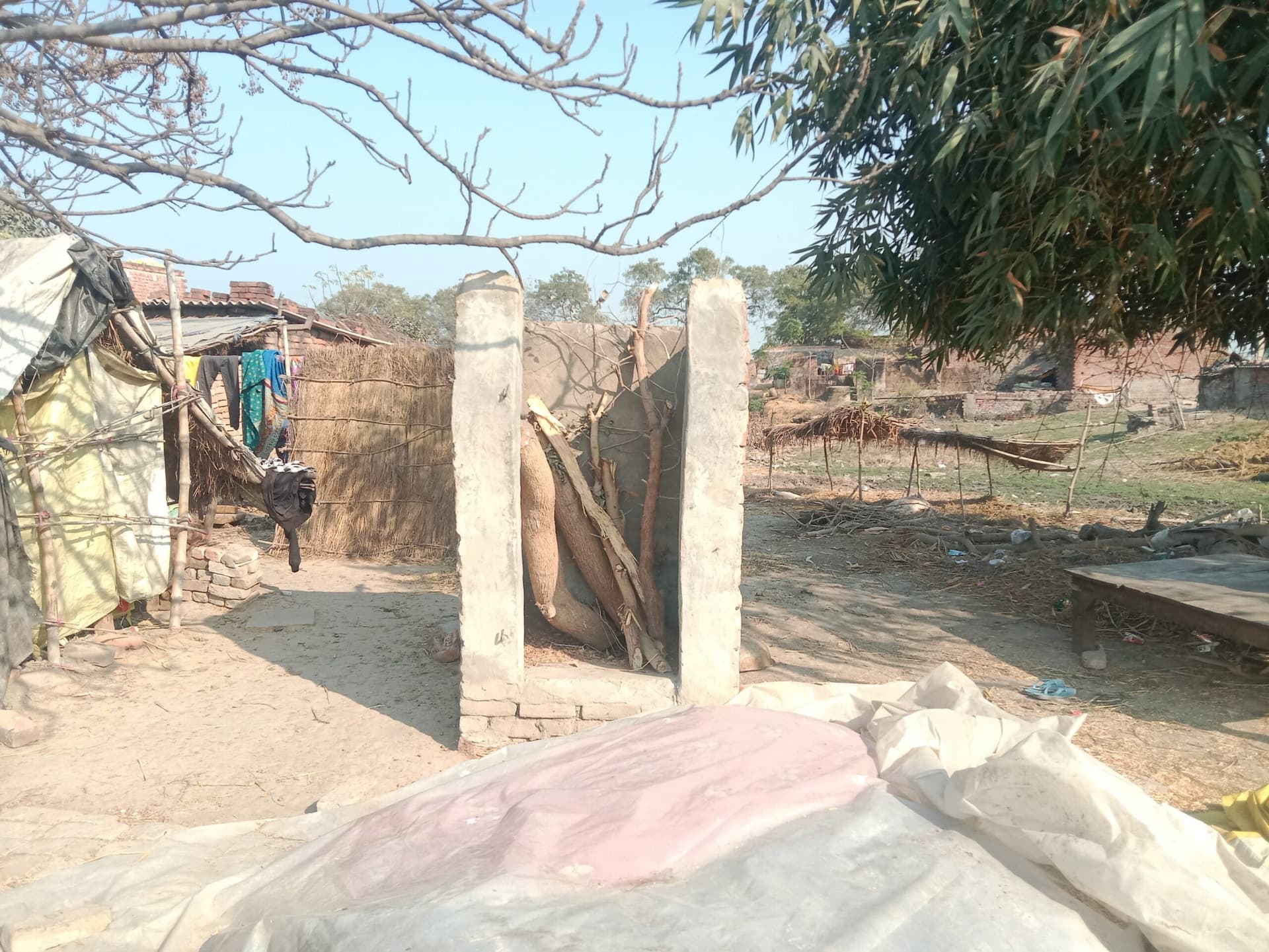 स्वच्छता अभियान फेल: शौचालयों में लकड़ियां, खुले में शौच जा रहे लोग