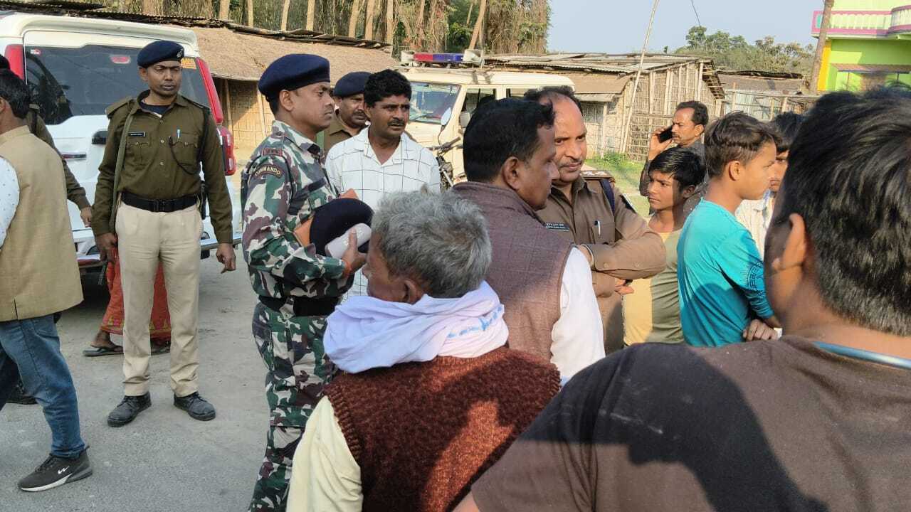 सरकारी जमीन से अतिक्रमण हटाने के दौरान पत्थरबाजी में ईंट लगने से वृद्ध महिला की मौत