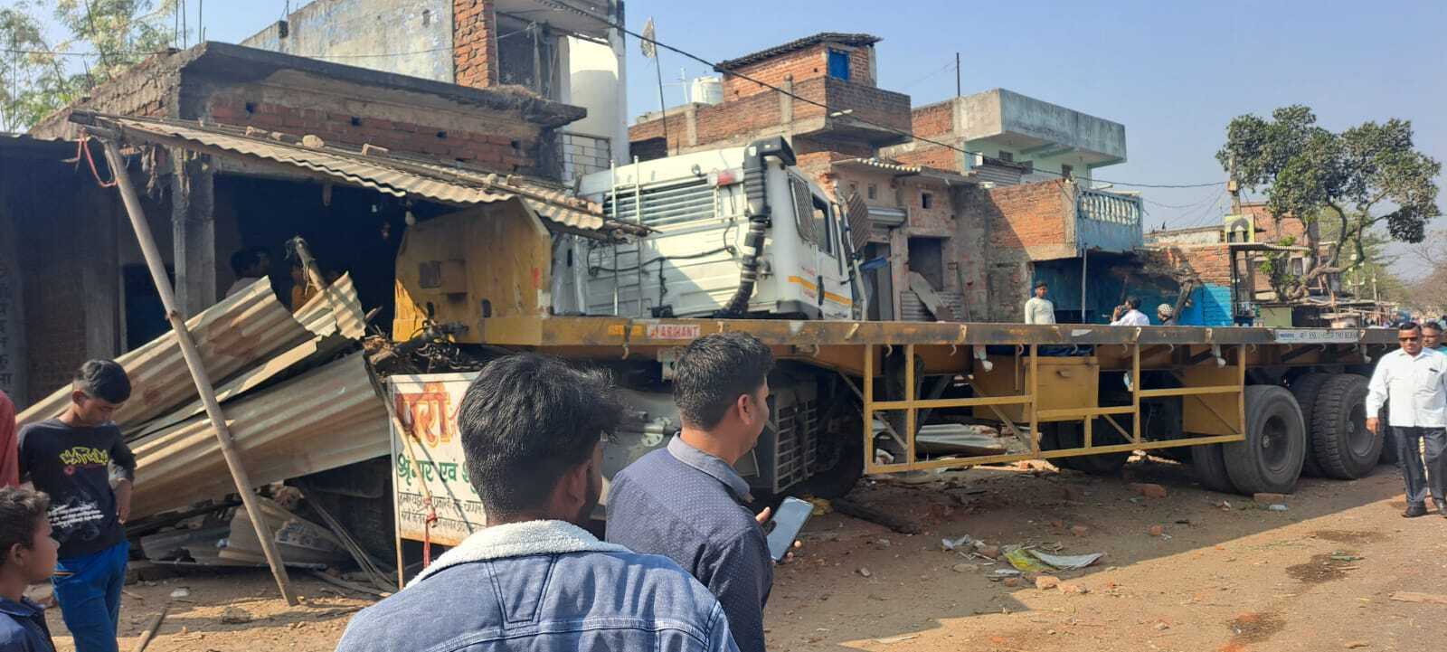 Giridih News :डबरसैनी में अनियंत्रित टेलर ने सात दुकानों को किया ध्वस्त