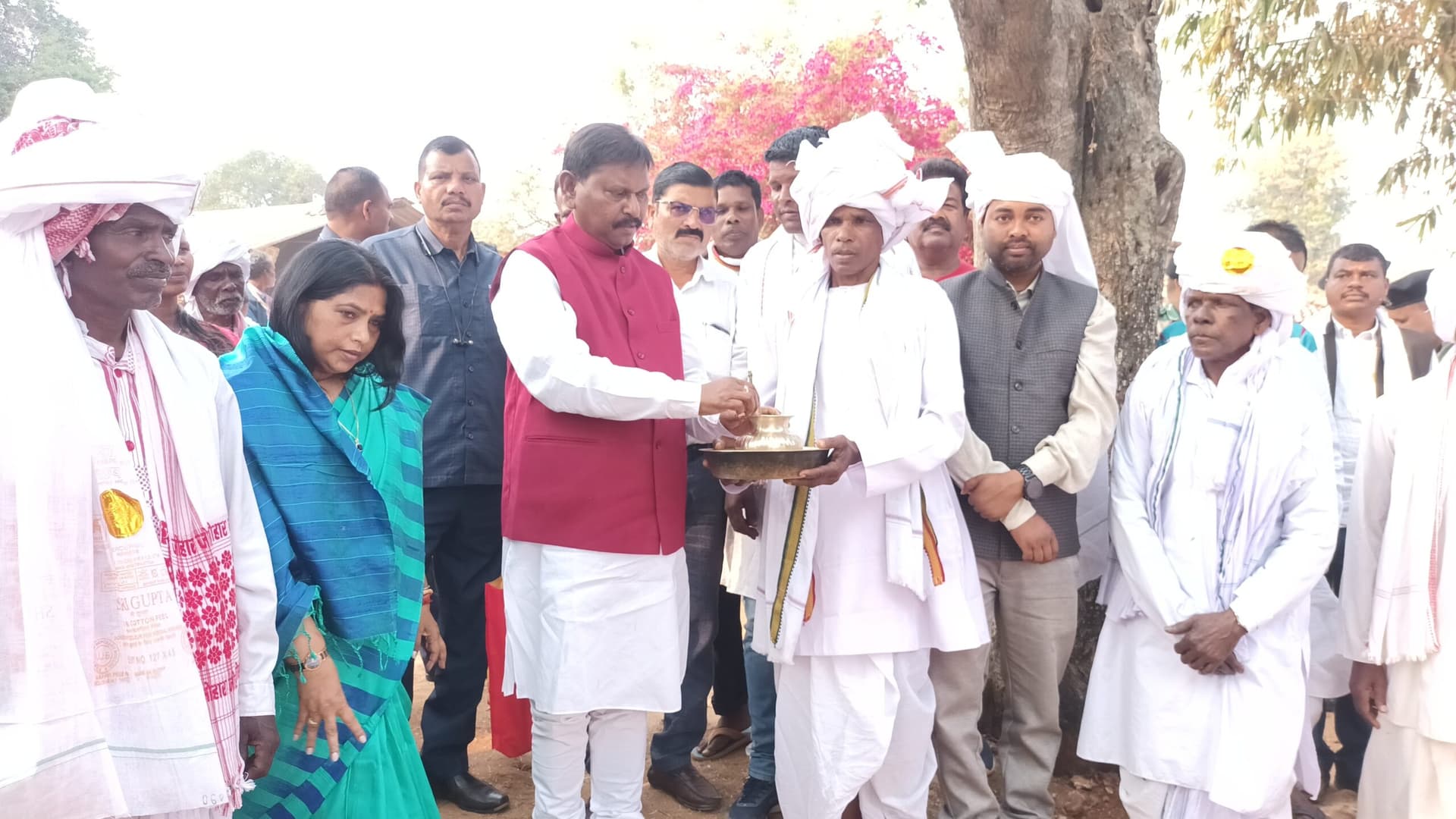 दिवंगत सानिका पाहन के पत्थलगड़ी कार्यक्रम में शामिल हुए अर्जुन मुंडा