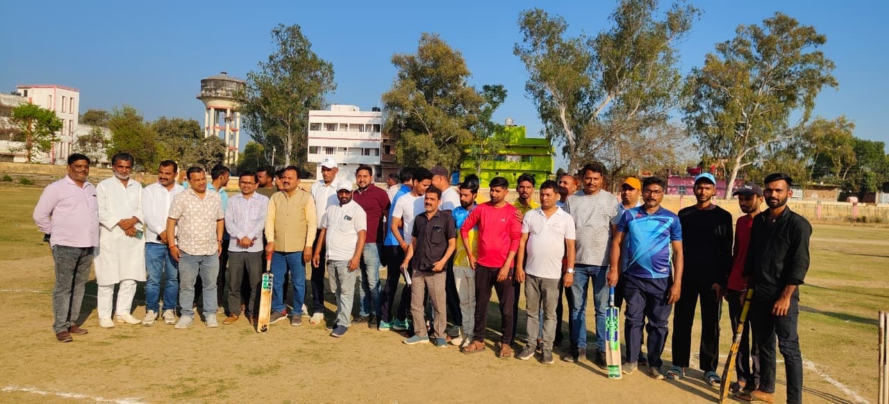 पुलिस ने पत्रकारों को 18 रनों से हराया, ट्रॉफी पर किया कब्जा पुलिस ने पत्रकारों को 18 रनों से हराया, ट्रॉफी पर किया कब्जा