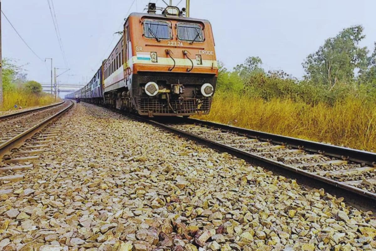 सारण में बड़ा रेल हादसा टला, बस से भिड़ी डीएमयू ट्रेन, ट्रैक के पास लापरवाही पड़ी भारी