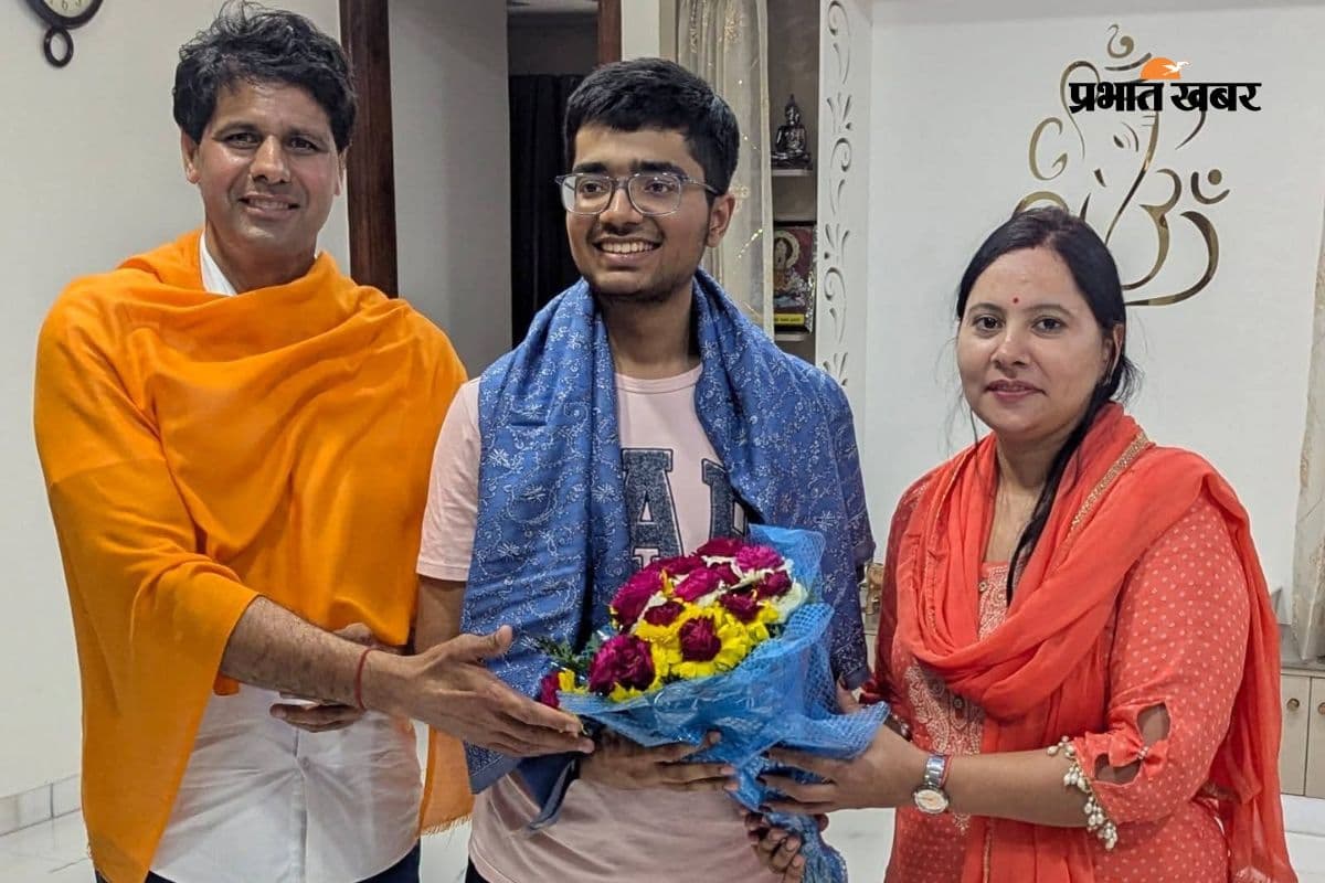 Gen Z UPSC टॉपर, 23 साल के अक्षित को मिला AIR 12