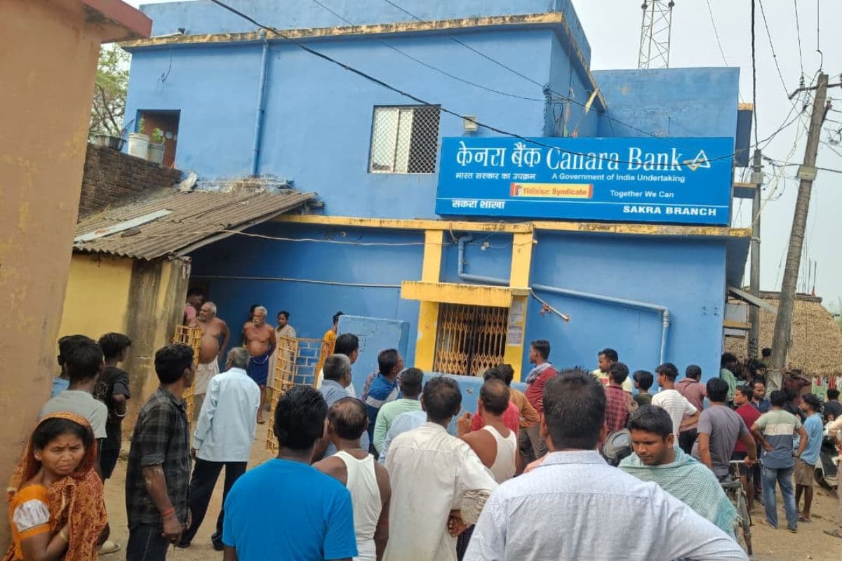 दिन-दहाड़े बंदूक के दम पर बहरागोड़ा केनरा बैंक में बंधक बनाकर 15 लाख की लूट