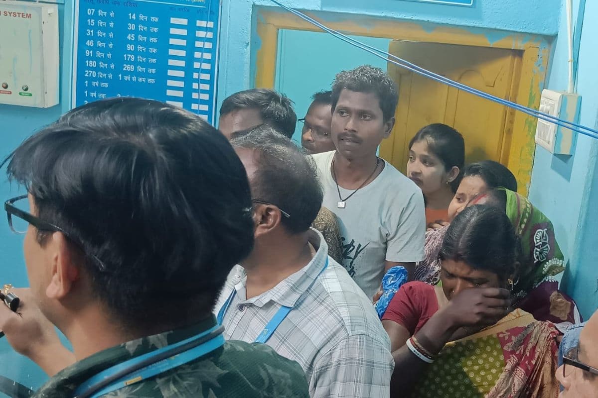 बंधक से मुक्त होने के बाद रोते हुए खाताधारक