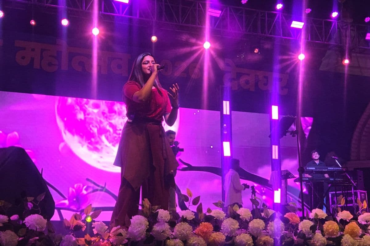बैद्यनाथ महोत्सव का ‘ग्रैंड फिनाले’: मधुवंती बागची के गानों पर झूमा देवघर, पारंपरिक लोकनृत्य ने भी मोहा मन