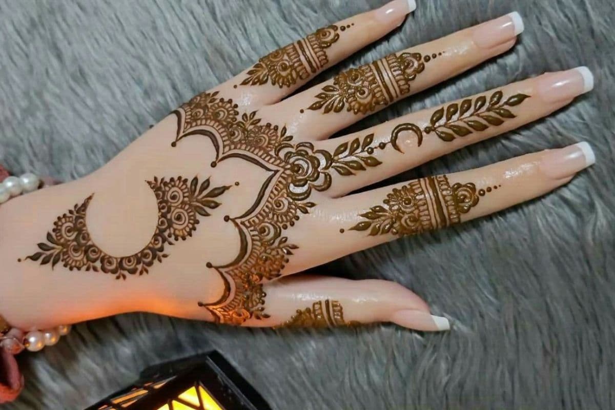 Crescent Moon Arabic Mehndi Design for Eid