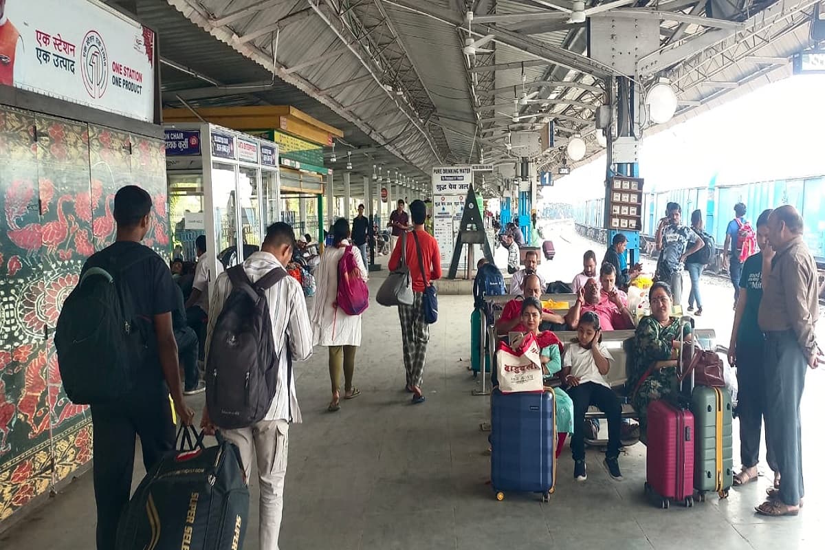 आसनसोल रेल मंडल में ट्रैफिक ब्लॉक, कई ट्रेनें रद्द होने से यात्रियों की बढ़ी परेशानी