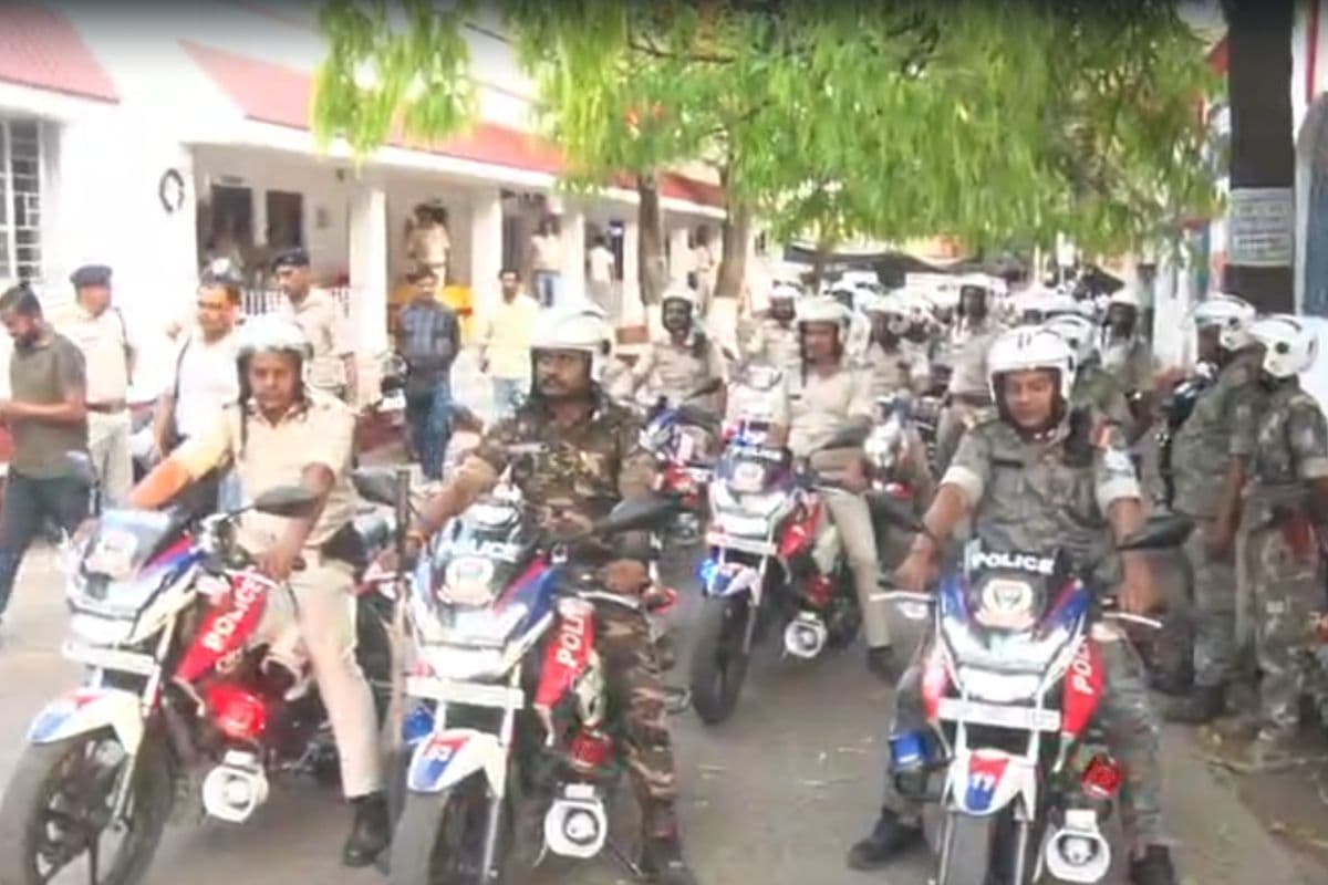 फ्लैग मार्च में शामिल पुलिस के जवान
