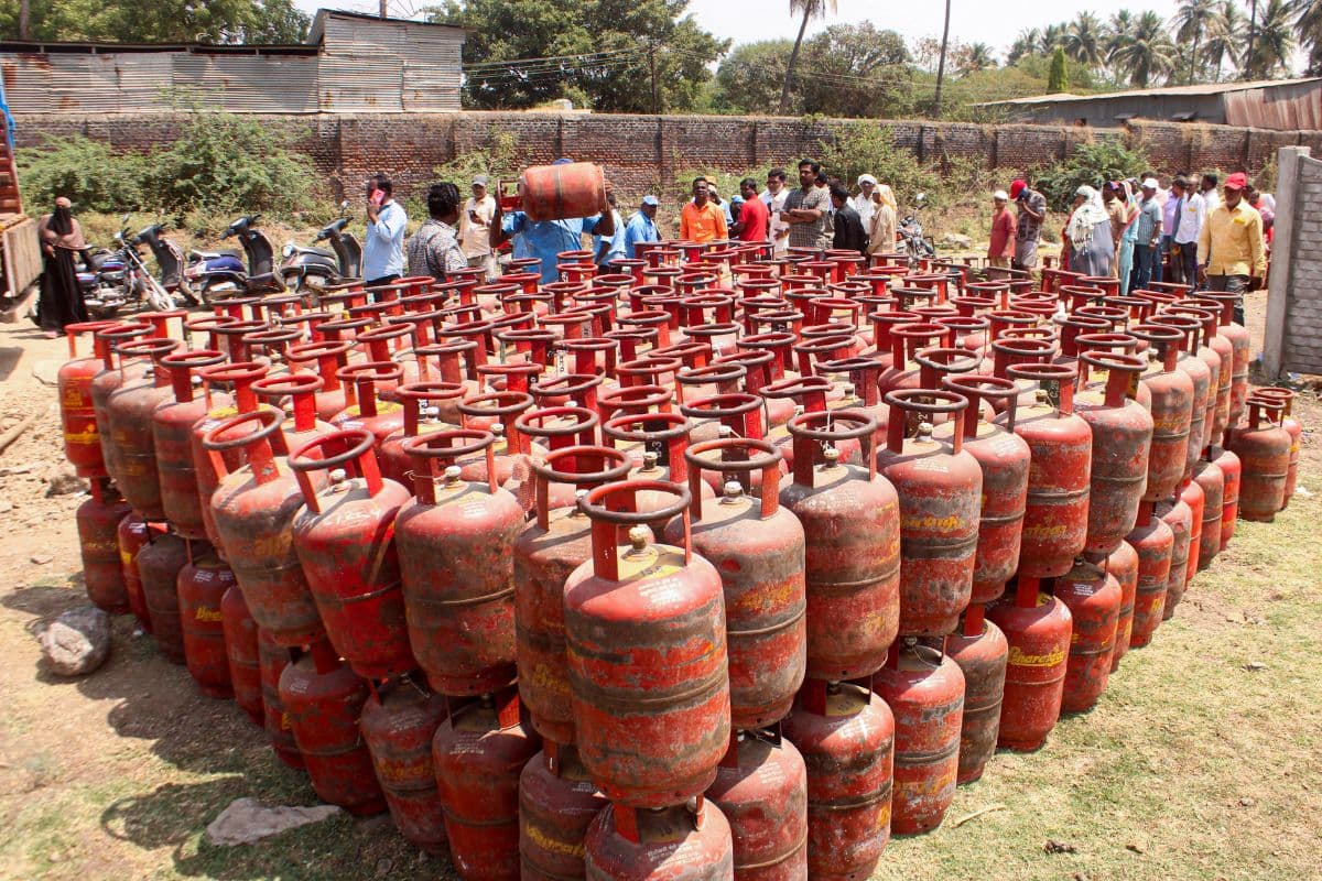 LPG आपूर्ति पर केंद्र सख्त, राज्यों से कहा-जमाखोरी और ब्लैक मार्केटिंग रोकें