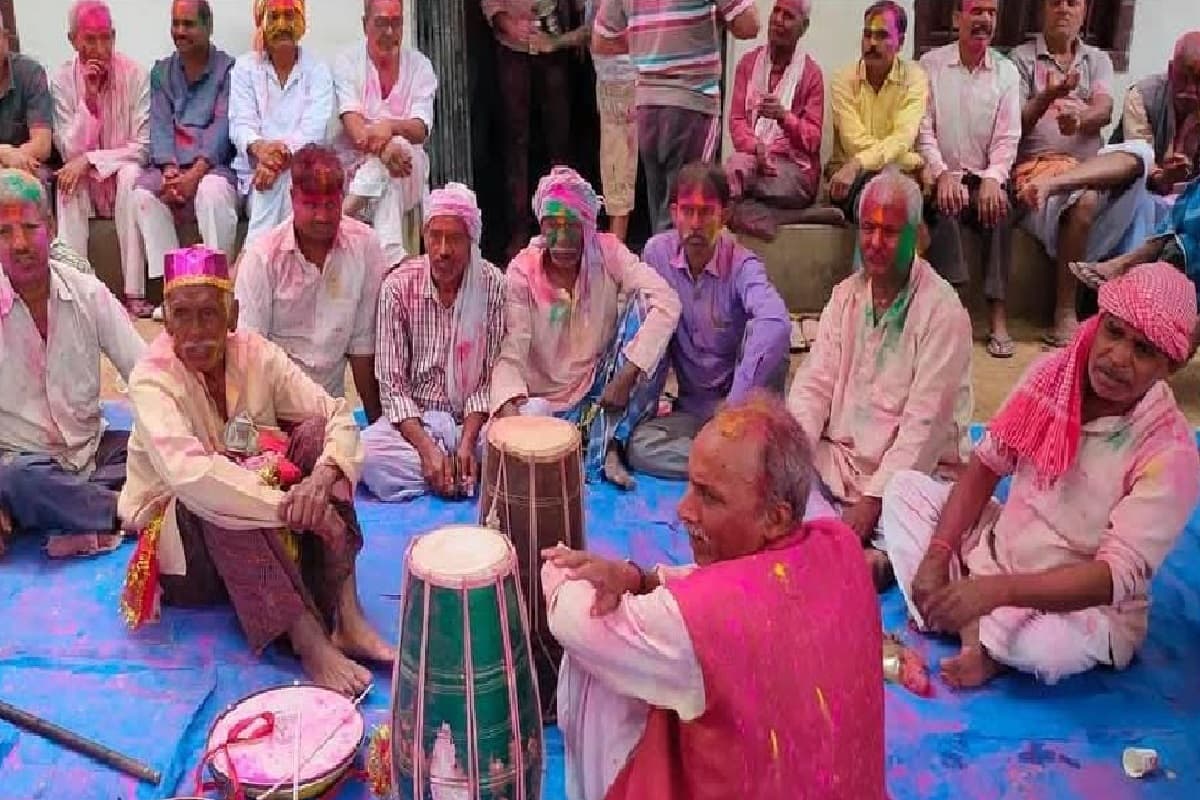 पलामू के पूर्वडीहा में जीवित है परंपरागत होली कीर्तन की परंपरा, वसंत पंचमी से शुरू पलामू के पूर्वडीहा में जीवित है परंपरागत होली कीर्तन की परंपरा, वसंत पंचमी से शुरू