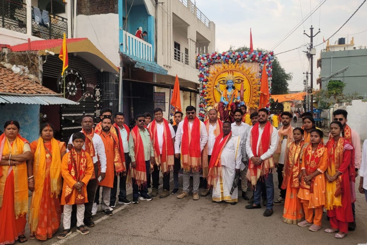 Lohardaga: रामनवमी पर निकली भव्य शोभायात्रा, उमड़ा राम भक्तों का जनसैलाब