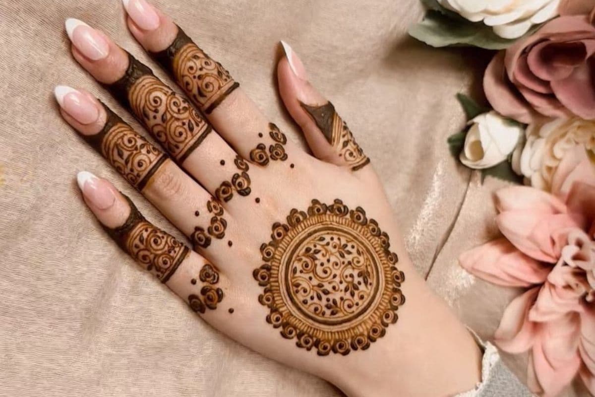 Simple Symmetrical Circle Mehndi Art