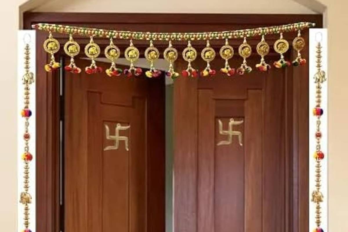 मुख्य द्वार पर स्वस्तिक का चिन्ह क्यों जरूरी है? जानें वास्तु एक्सपर्ट की राय
