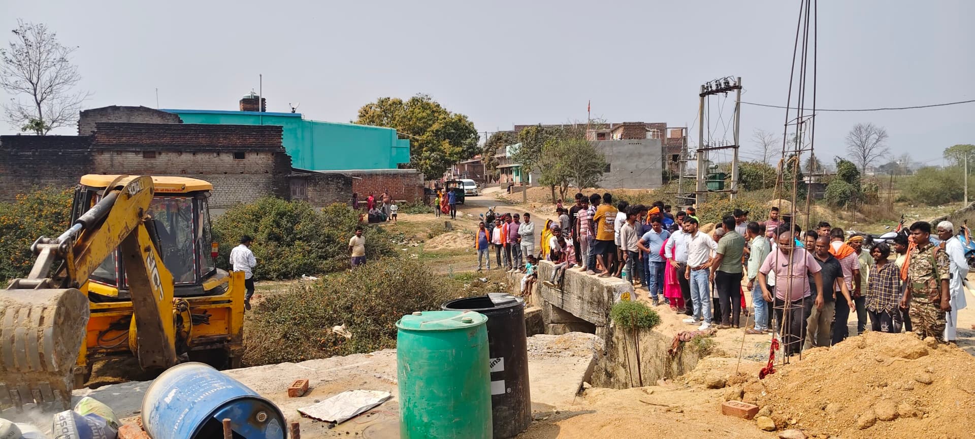Giridih News :नदी की जमीन पर बन रहे घर तोड़ने पहुंचे अधिकारी, विरोध