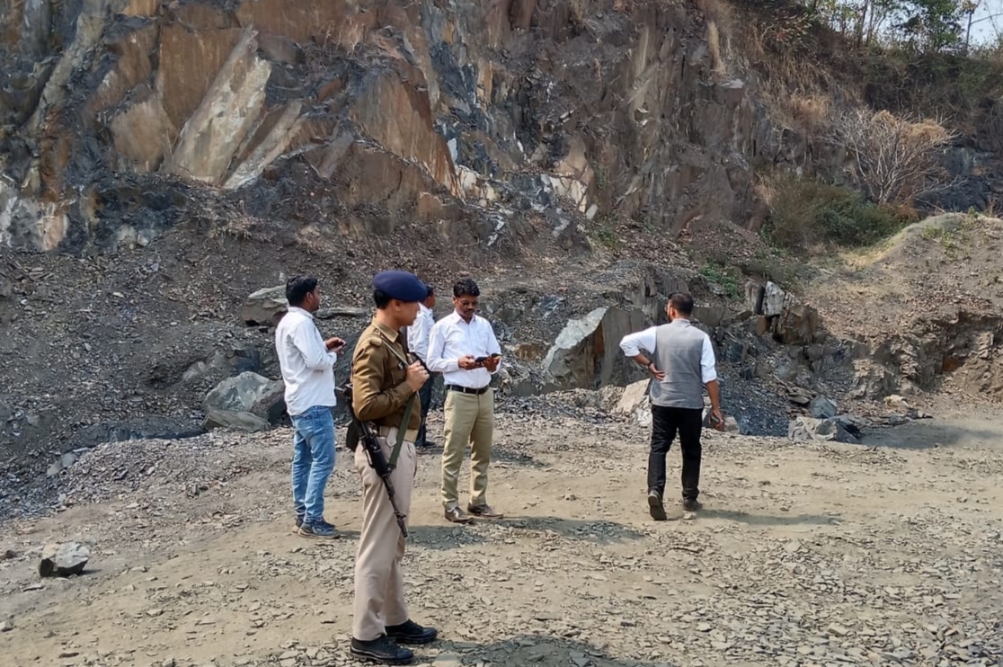 East Singhbhum News : अवैध पत्थर खदानों पर एसडीओ का धावा, सामान छोड़कर भागे मजदूर