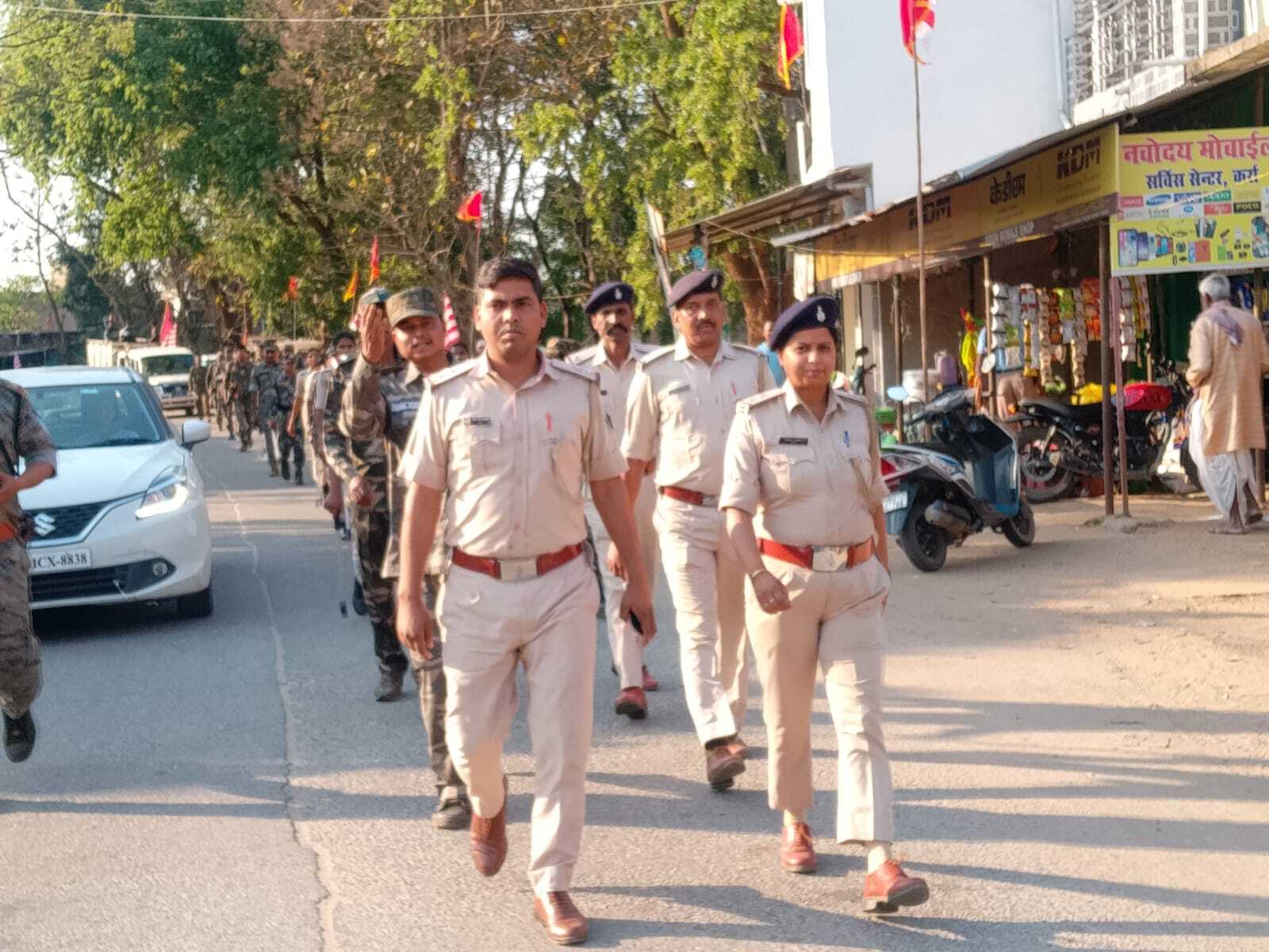 कर्रा और जरियागढ़ में फ्लैग मार्च