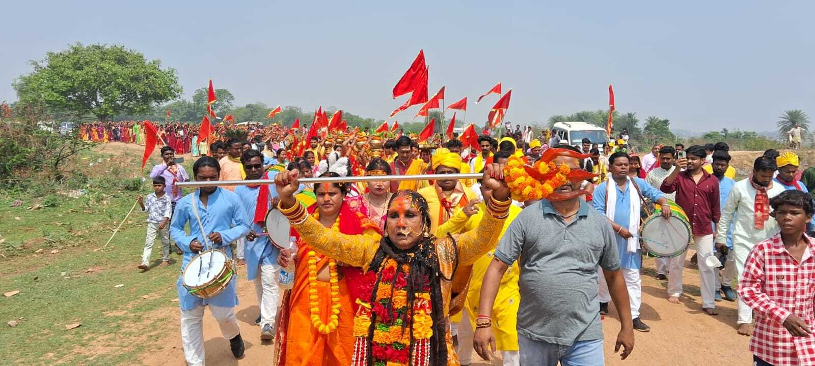 501 कुंवारी कन्याओं ने निकाली भव्य कलश यात्रा
