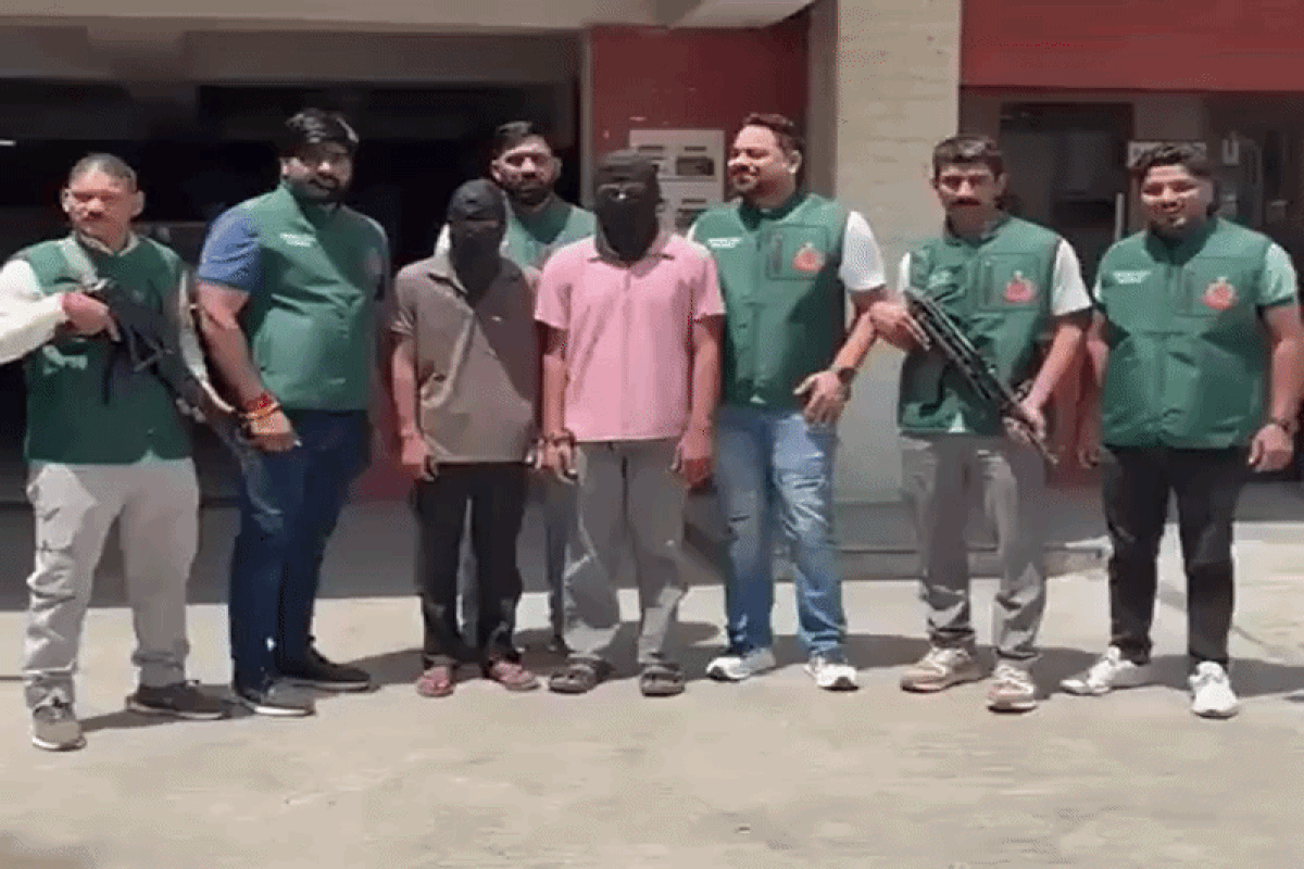 Delhi Police with criminals