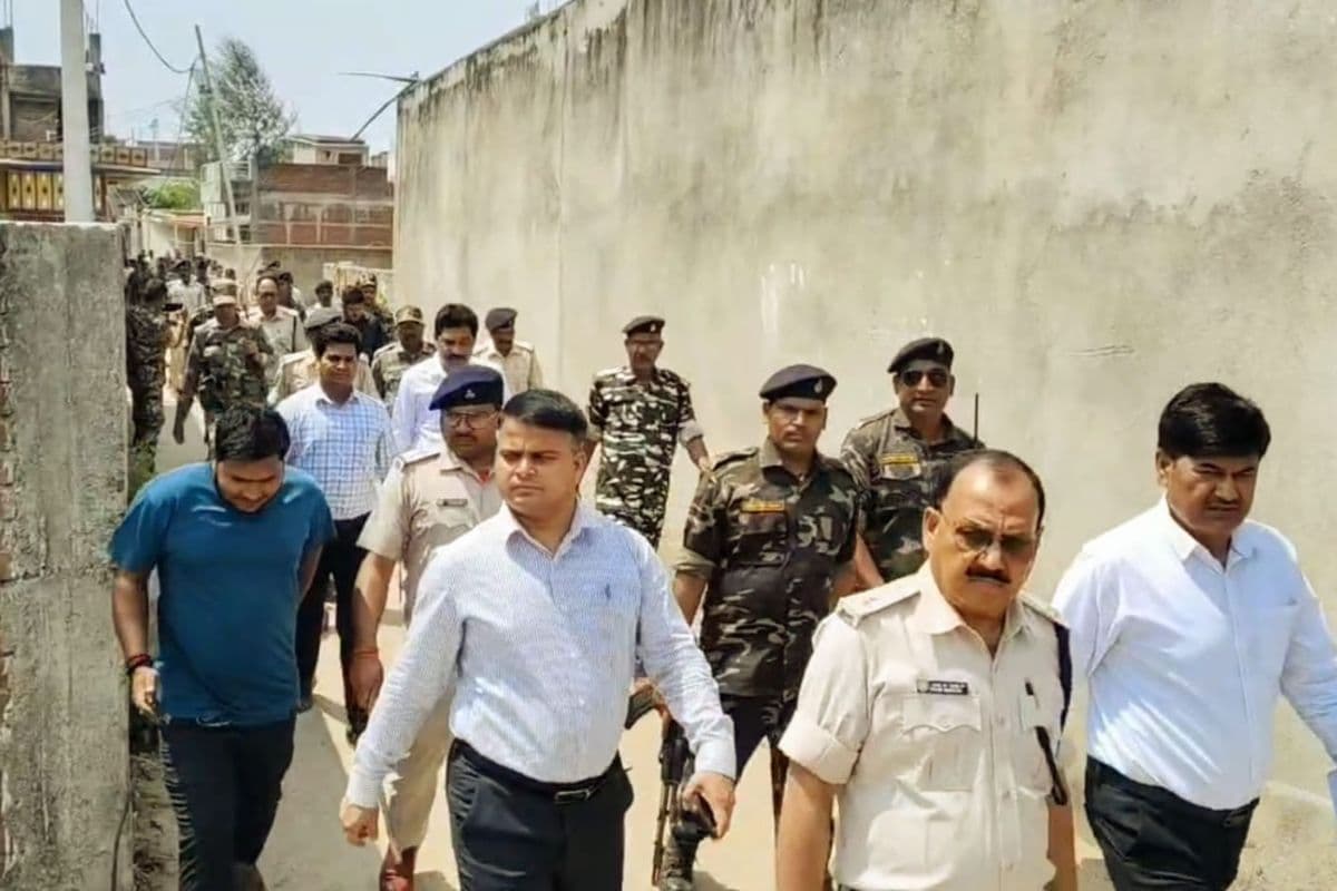 गढ़वा में अवैध बूचड़खानों पर चला प्रशासन का ‘बुलडोजर’! जेसीबी से ध्वस्त हुआ गोकशी का अड्डा