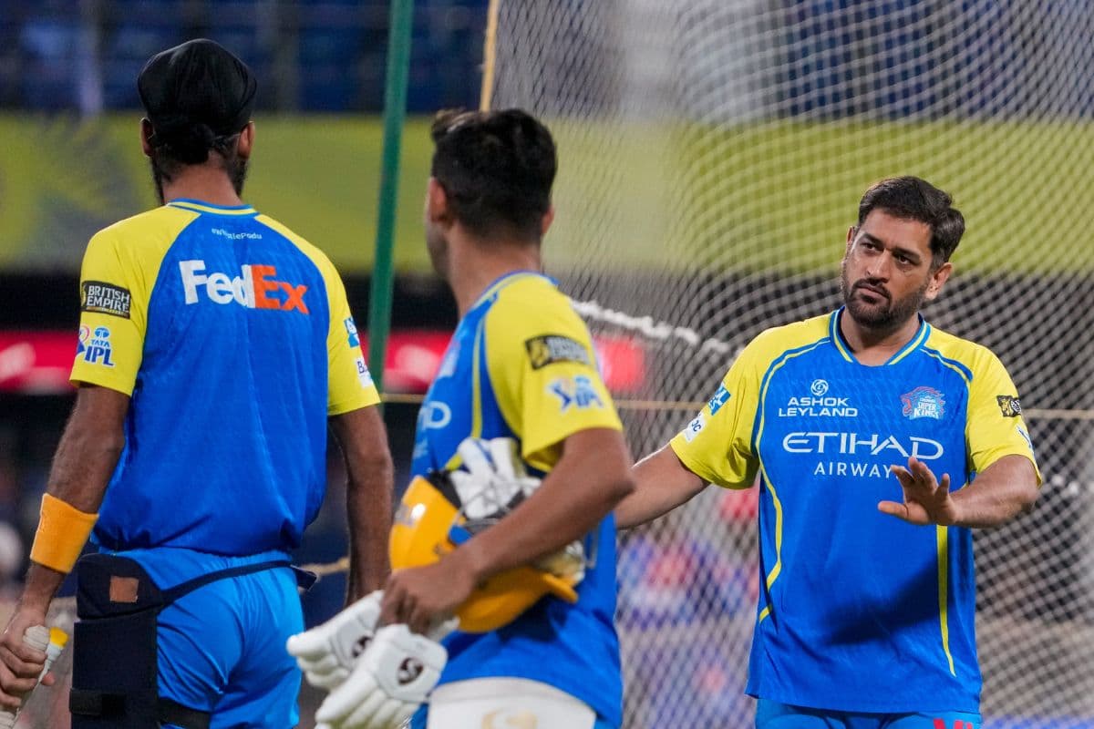 खिलाड़ियों को सलाह देते एमएस धोनी