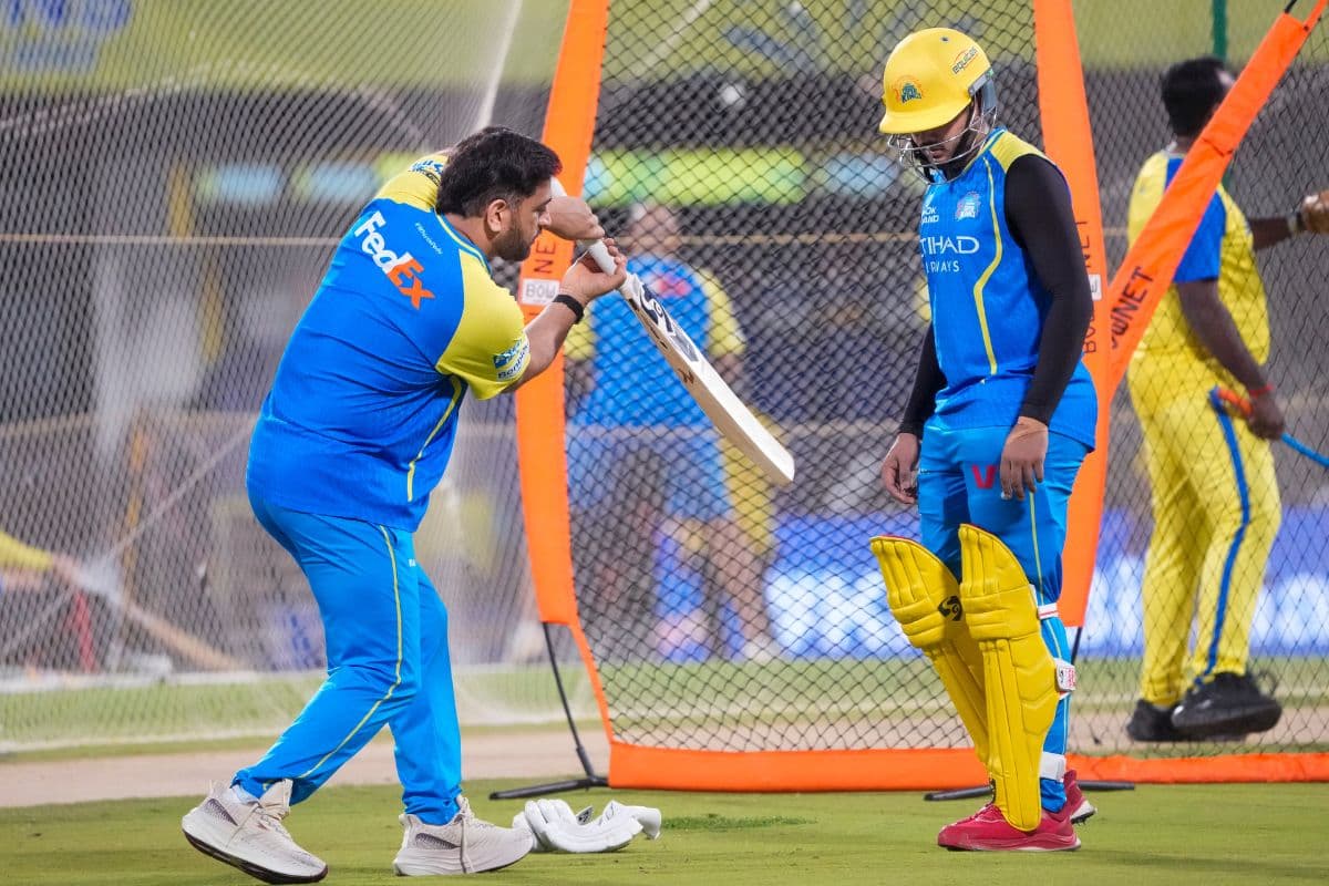 खिलाड़ियों को सलाह देते एमएस धोनी