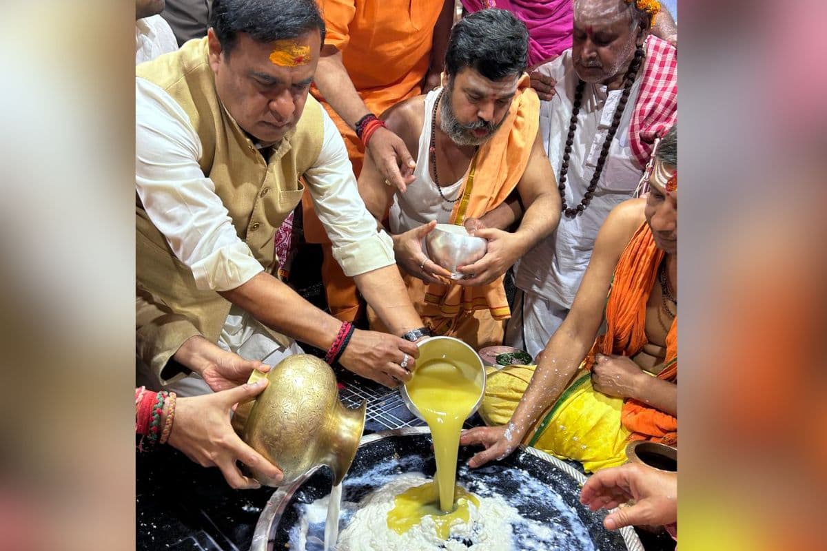 चुनाव प्रचार खत्म होने के साथ बाबा के दरबार में असम के सीएम ने लगाई हाजिरी