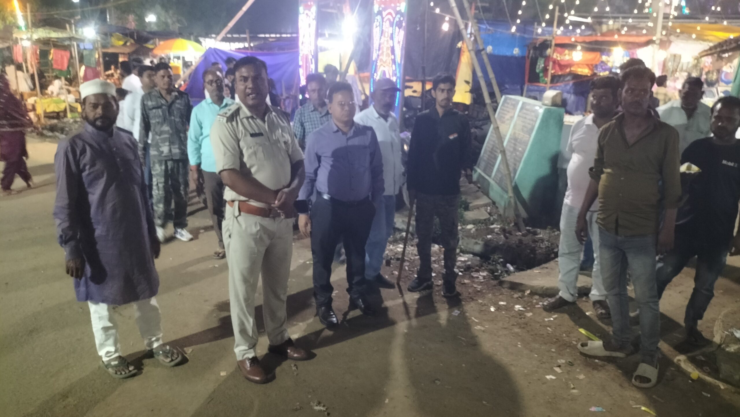 मखदूम शाह बाबा की दरगाह पर अकीदतमंदों ने हाजिरी लगाकर चादरपोशी की और अमन-चैन की दुआएं