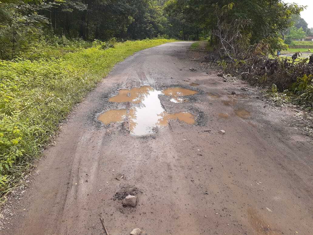 जर्जर है बुंडू की विचाहातु -बुढ़ाडीह सड़क की स्थिति