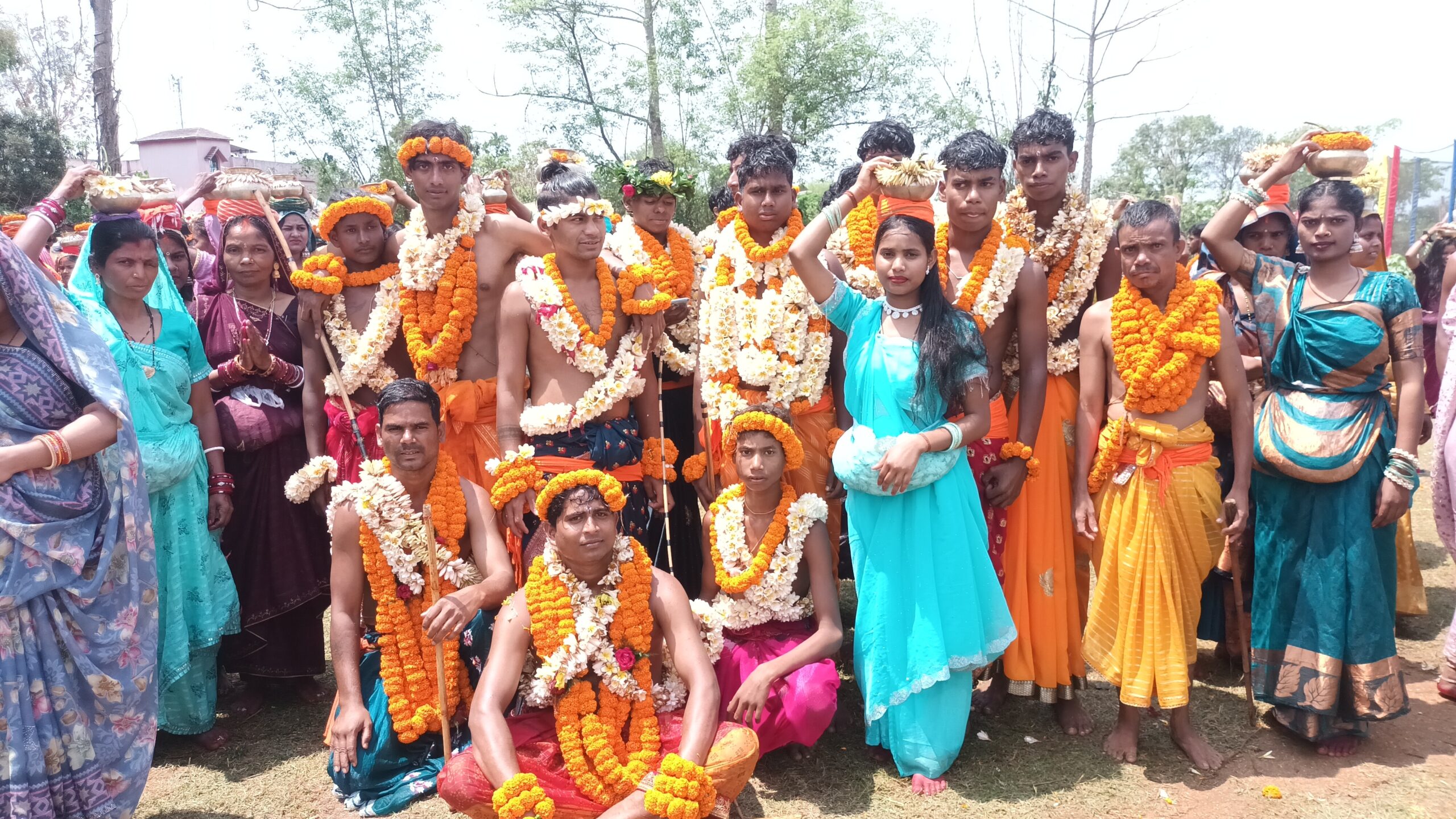 दहकते अंगारों पर नंगे पैर चले शिव भक्ति में लीन 132 भोक्ता